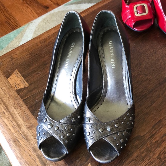 Gianni Bini Shoes - Pewter leather Gianni Bini platform heels